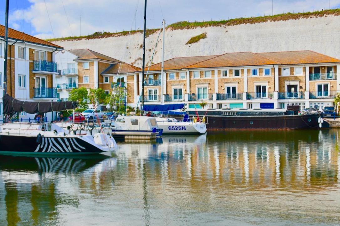 Marina Living With Parking, Balcony, Quiet And Secure Lejlighed Brighton Eksteriør billede